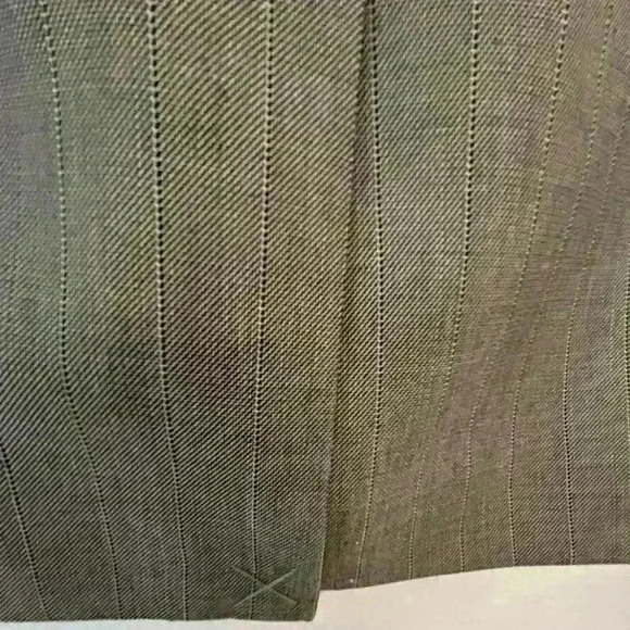 Banana Republic pencil skirt. Grey fabric with really subtle pinstripes. Size 8 - Picture 5 of 8